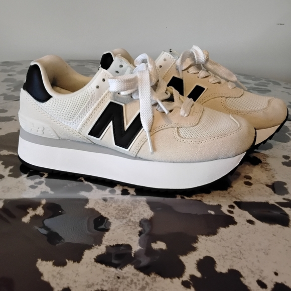 New Balance 574 Platform Sneaker 8.5 - Picture 1 of 4